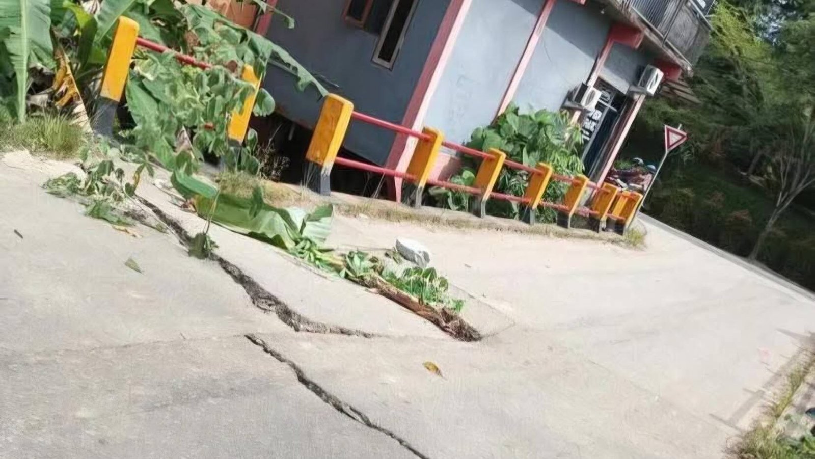 Kondisi lantai jembatan menuju kawasan Wisata Pancur Aji yang jebol dan membahayakan pengendara yang melintas, Sabtu (17/1).