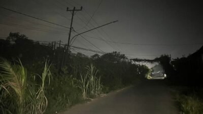 Kondisi kabel internet yang bergelantungan rendah dan semrawut serta penerangan yang minim di Jalan Ampera Raya, Kabupaten Kubu Raya, yang dikeluhkan warga karena membahayakan keselamatan pengguna jalan.