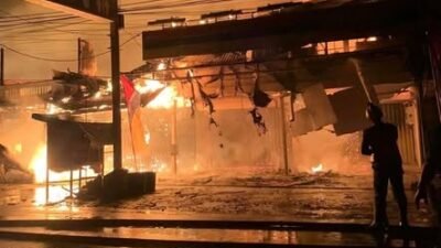 Suasana di lokasi kejadian saat api menghanguskan deretan ruko di Pasar Simpang Empat, Kecamatan Tangaran, Minggu (25/1).