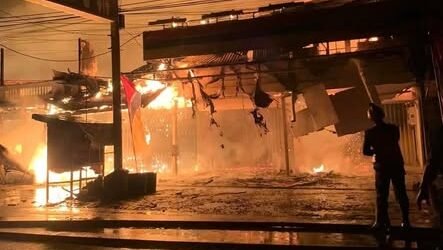 Suasana di lokasi kejadian saat api menghanguskan deretan ruko di Pasar Simpang Empat, Kecamatan Tangaran, Minggu (25/1).