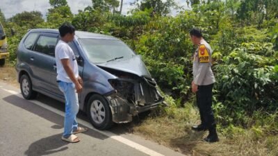 Kondisi mobil Toyota Avanza yang mengalami kerusakan di bagian depan usai terlibat tabrakan dengan truk di Jalan Raya Batang Tarang, Sabtu (24/1).
