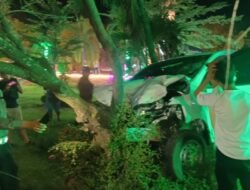 Main HP Saat Mengemudi, Sopir Pikap Hantam Tiga Motor di Bundaran Alianyang