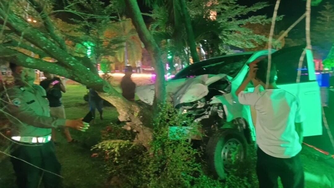 Petugas kepolisian saat melakukan olah TKP dan mengevakuasi kendaraan yang terlibat tabrakan di kawasan Bundaran Mayor Alianyang, Selasa (13/1).