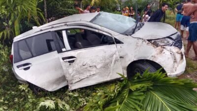 Kondisi mobil travel yang ringsek setelah mengalami kecelakaan tunggal dan terguling ke semak-semak di sisi Jalan Lintas Batang Tarang, Kabupaten Sanggau, Jumat (9/1) pagi.