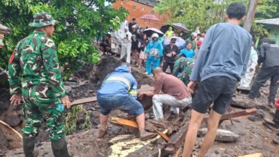 Tim pencarian dan pertolongan gabungan bersama warga melakukan evakuasi pada korban terdampak banjir bandang di Kabupaten Kepualauan Sitaro pada Senin (5/1/2026). Sumber Foto: BPBD Kabupaten Kepulauan Sitaro