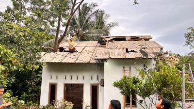 Kondisi rumah warga yang terdampak angin kencang di Kabupaten Lombok Tengah, Provinsi Nusa Tenggara Barat, Minggu (25/10) sumber foto BPBD Kabupaten Lombok Tengah.
