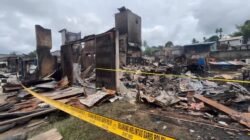 Kondisi sisa bangunan kios dan ruko yang hangus terbakar di kawasan Pasar Seluas. Pemerintah daerah kini tengah melakukan pendataan aset untuk perencanaan pembangunan ulang.