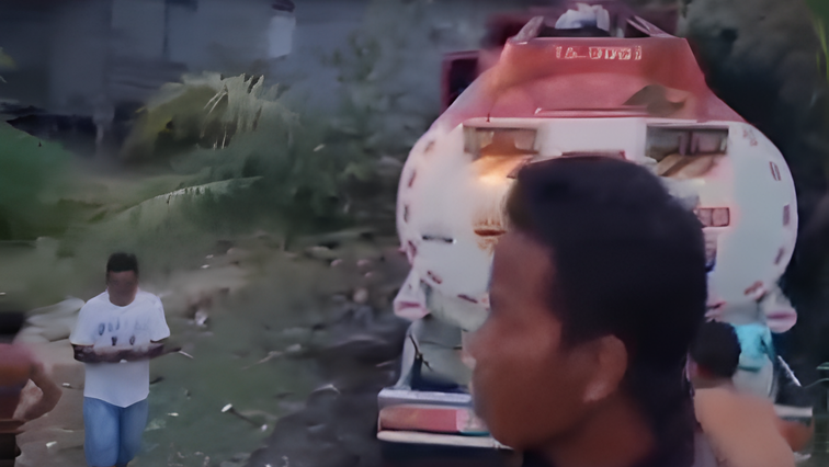 Kondisi satu unit truk tangki BBM yang terperosok keluar badan jalan dan nyaris menabrak rumah warga di Dusun Urit, Kecamatan Balai Batang Tarang, Selasa (27/1).