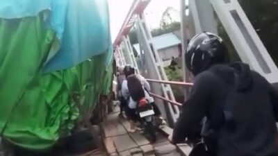Sebuah truk bermuatan terperosok di Jembatan Sulang, Kecamatan Pengkadan, yang mengakibatkan kemacetan panjang di jalur lintas selatan Kapuas Hulu, Senin (5/1).