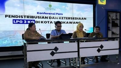 Suasana konferensi pers mengenai pendistribusian dan ketersediaan LPG 3 Kg di Kota Singkawang yang dihadiri oleh perwakilan Pertamina dan Pemerintah Kota Singkawang. (Dok. HO/Faktakalbar.id)