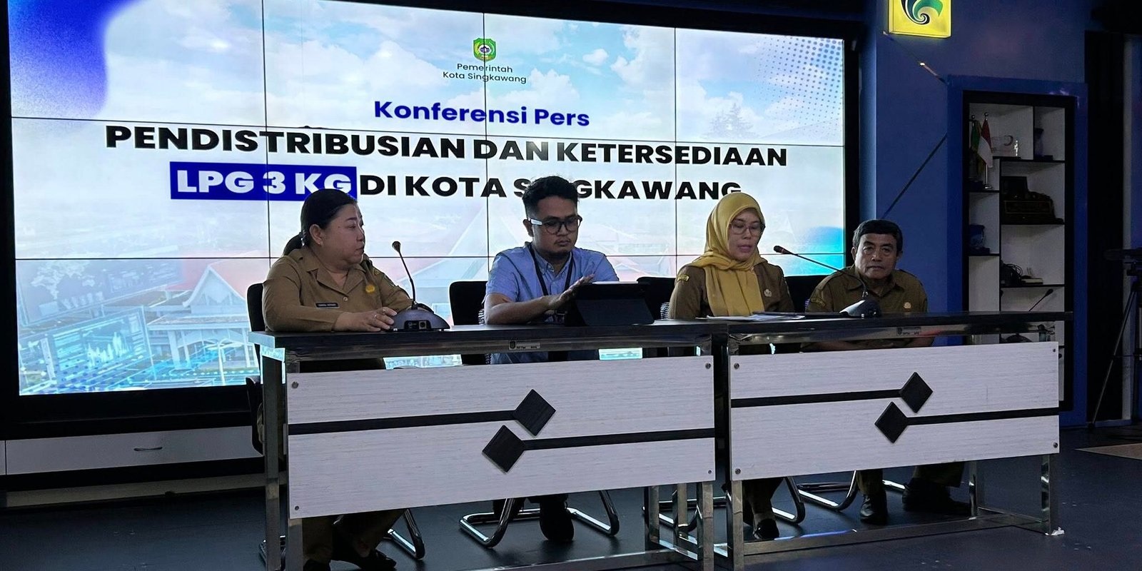 Suasana konferensi pers mengenai pendistribusian dan ketersediaan LPG 3 Kg di Kota Singkawang yang dihadiri oleh perwakilan Pertamina dan Pemerintah Kota Singkawang. (Dok. HO/Faktakalbar.id)