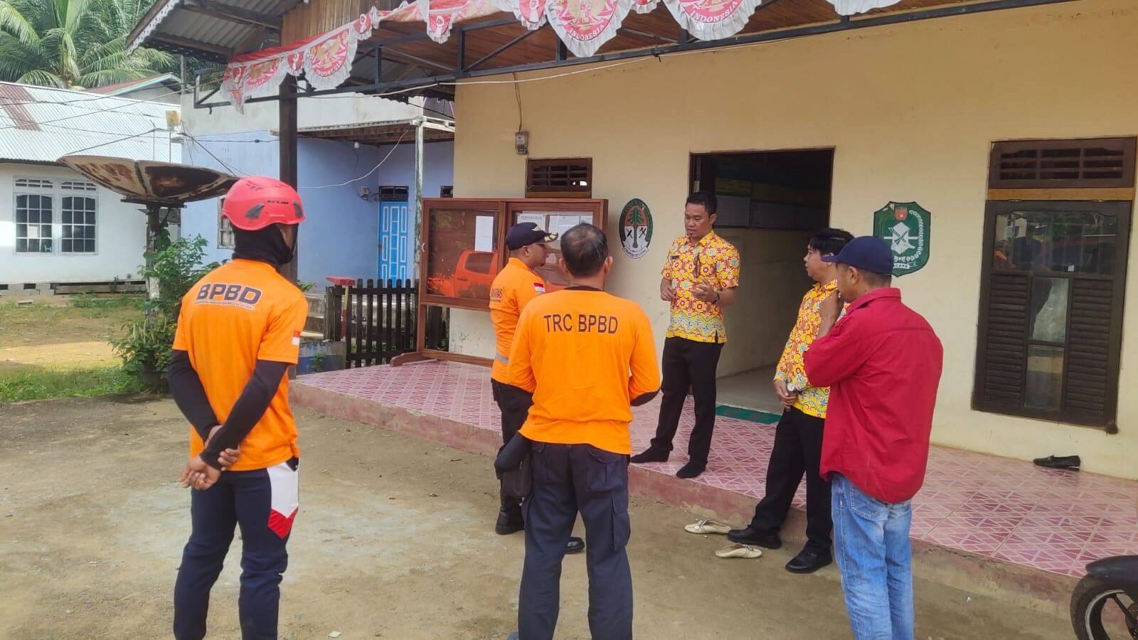 Tim Reaksi Cepat (TRC) BPBD Ketapang berkoordinasi dengan aparat desa setempat sebelum melakukan pencarian orang hilang di Nanga Tayap. (Dok. HO/Faktakalbar.id)