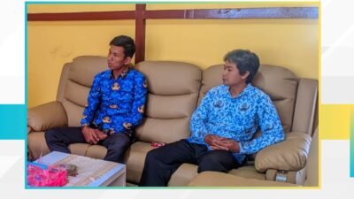 Perwakilan Tim Kerja GARDA ATS, Prima Hadi dan Ulin Nuha, sedang melakukan audiensi di ruang kerja Plt Camat Air Upas terkait penanganan anak tidak sekolah. (DOk. HO/Faktakalbar.id)