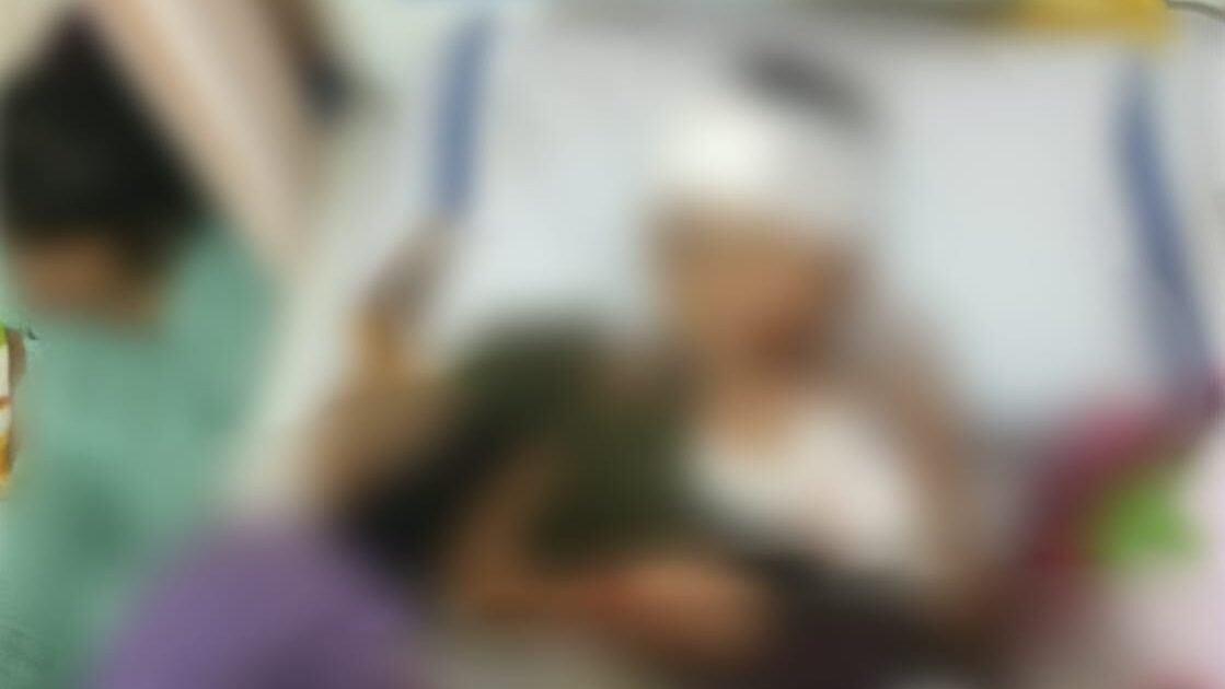 Korban tabrak lari di Pematang Buluh saat menjalani perawatan medis di Rumah Sakit Fatima Ketapang dengan luka di bagian kepala. (Dok. Ist)