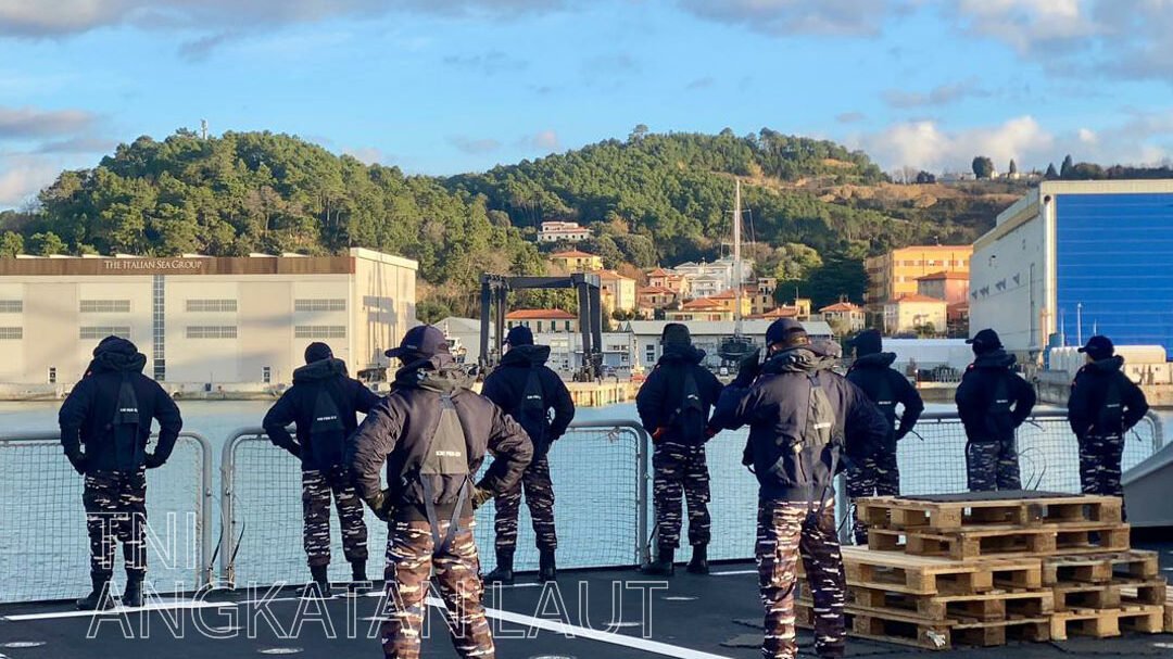 Prajurit TNI AL bersiaga di geladak KRI Prabu Siliwangi-321 saat pelaksanaan sea trial perdana di perairan Italia. (Dok. HO/Faktakalbar.id)