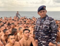 KRI Teluk Ende-517 Gelar Tradisi Mandi Suci bagi Taruna AAL di Selat Makassar