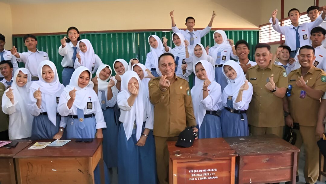 Wagub Kalbar Krisantus Kurniawan dorong pembangunan SMK di Batu Ampar, Kubu Raya, saat tinjau SMAN 1 Batu Ampar, Senin (26/1/2026) (Dok: @adpim.provkalbar)