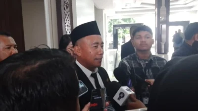 "Krisantus Kurniawan menuntut Pelabuhan Kijing segera difungsikan secara penuh. Ia menyoroti kerugian Kalbar karena hasil sawit dan tambang dicatat di luar daerah."