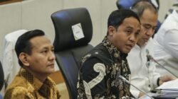 "Pengawasan hutan RI kritis. Menhut Raja Juli ungkap hanya ada 4.800 Polhut dari kebutuhan 25 ribu personel. Usulan penambahan 21 ribu polisi diajukan ke DPR."