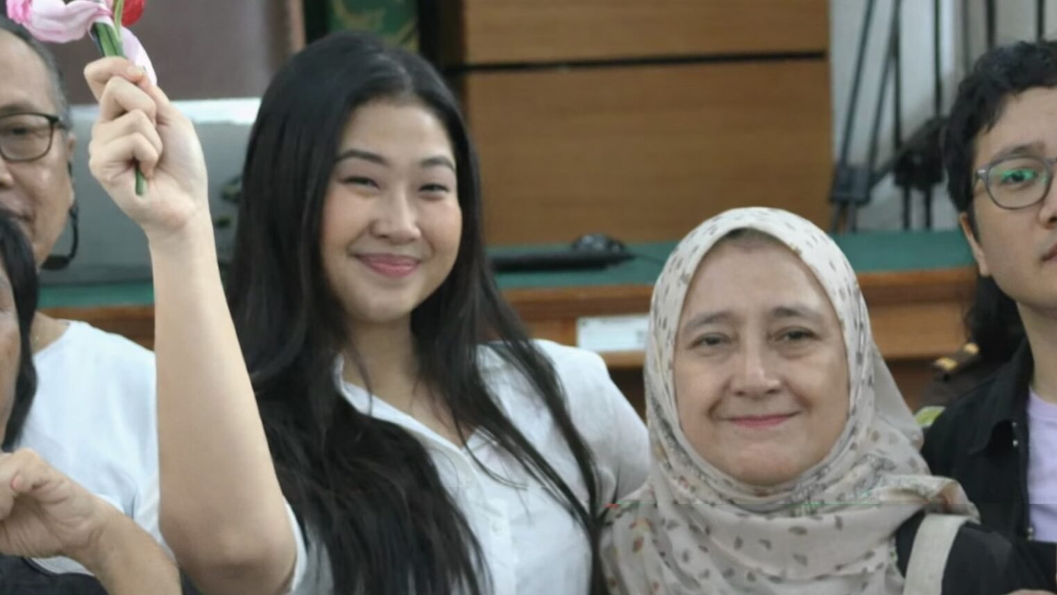 "Laras Faizati divonis pidana karena status Instagram. Sementara itu, polisi pengemudi rantis yang menewaskan Affan Kurniawan hanya disanksi demosi. Simak detail ketimpangan hukum ini."