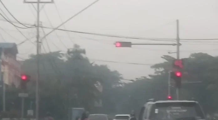 "Kualitas udara di Pontianak memburuk akibat kabut asap kiriman dari karhutla Kubu Raya dan Mempawah. Lonjakan kasus ISPA meningkat, warga diimbau waspada."