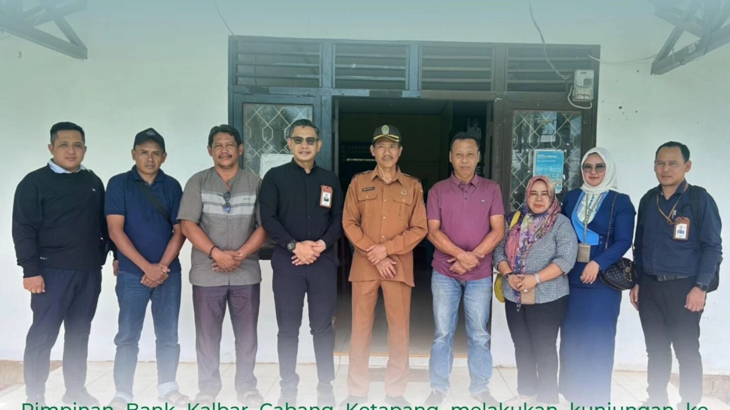 Pimpinan Bank Kalbar Cabang Ketapang berfoto bersama pengurus koperasi dan perangkat desa di depan kantor desa saat melakukan kunjungan kerja terkait sistem pembayaran gaji petani. (Dok. HO/Faktakalbar.id)