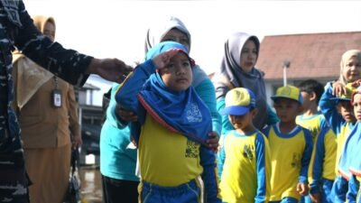 Seorang murid TK Islam Mutiara Bunda belajar sikap hormat didampingi personel TNI AL saat kunjungan edukatif di Kodaeral XII. (Dok. HO/Faktakalbar.id)