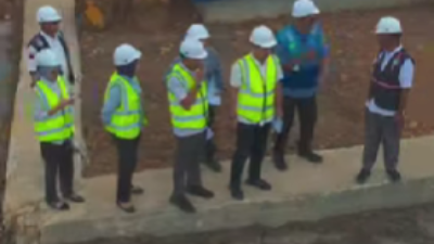 Jajaran Direksi dan Dewan Pengawas Perumda Air Minum Tirta Khatulistiwa bersama Kejaksaan Negeri Pontianak saat meninjau lokasi pembangunan IPA Beton Nipah Kuning, Selasa (30/12).