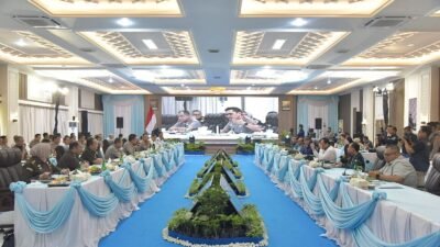 Suasana rapat kunjungan kerja Komisi III DPR RI bersama jajaran aparat penegak hukum di Jambi membahas penyelesaian kasus guru honorer. (Dok. HO/Faktakalbar.id)
