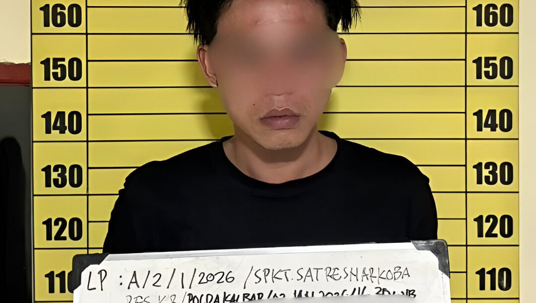 Polres Kubu Raya menangkap makelar barang bekas berinisial MN yang menjadi kurir sabu. Pelaku nekat mengambil sabu di Beting demi upah 100 ribu rupiah. (DOk: @polsek_kubu_bersinar)