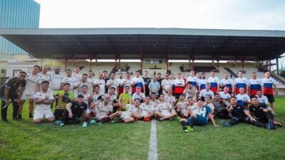 Tim sepak bola Kedutaan Besar Rusia di Indonesia dan Sekolah Tinggi Ilmu Kepolisian (STIK) berfoto bersama di lapangan hijau usai pertandingan persahabatan. (Dok. HO/Faktakalbar.id)