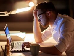 5 Lagu Hits Ini Ternyata Mengkritik Budaya Lembur Secara Halus