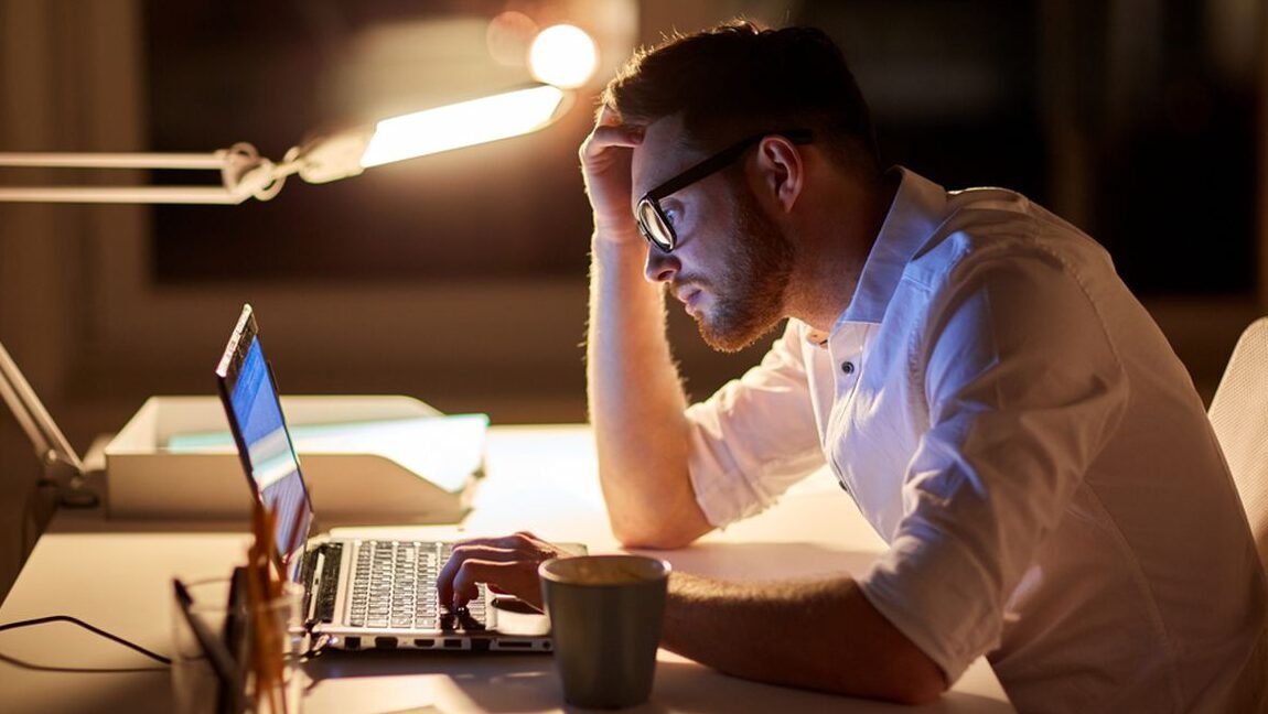 "Merasa lelah dengan hustle culture? Simak 5 lagu populer yang ternyata menyimpan pesan sindiran halus tentang bahaya bekerja terlalu keras dan lupa bahagia."