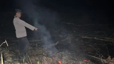 Kondisi lahan pertanian warga di Desa Bagan Asam yang telah dicek oleh petugas kepolisian untuk memastikan api tidak meluas, Kamis (22/1).