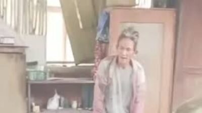 "Miris, lansia di Bangka ditemukan bertahan hidup dengan makan ampas kelapa. Bantuan pemerintah terkendala masalah administrasi kependudukan (KTP)."