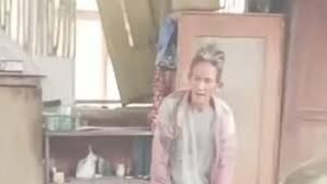 "Miris, lansia di Bangka ditemukan bertahan hidup dengan makan ampas kelapa. Bantuan pemerintah terkendala masalah administrasi kependudukan (KTP)."