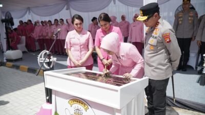 "Fasilitas olahraga baru Lapangan Padel YeKaBe resmi dibuka di Kubu Raya. Kawasan ini disiapkan jelang AVC Men’s Volleyball Champions League 2026 di Kalbar."