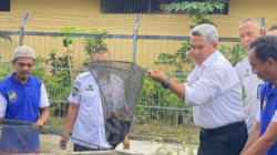 "Lapas Kelas II B Sintang panen 156 kg lele dan 30 kg kangkung hasil budidaya warga binaan. Dukung program akselerasi ketahanan pangan nasional."