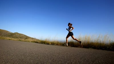 Ilustrasi - Dokter olahraga tegaskan lari lambat wajib bagi pemula demi cegah cedera. Terapkan prinsip start low go slow untuk keselamatan. (Dok. Ist)