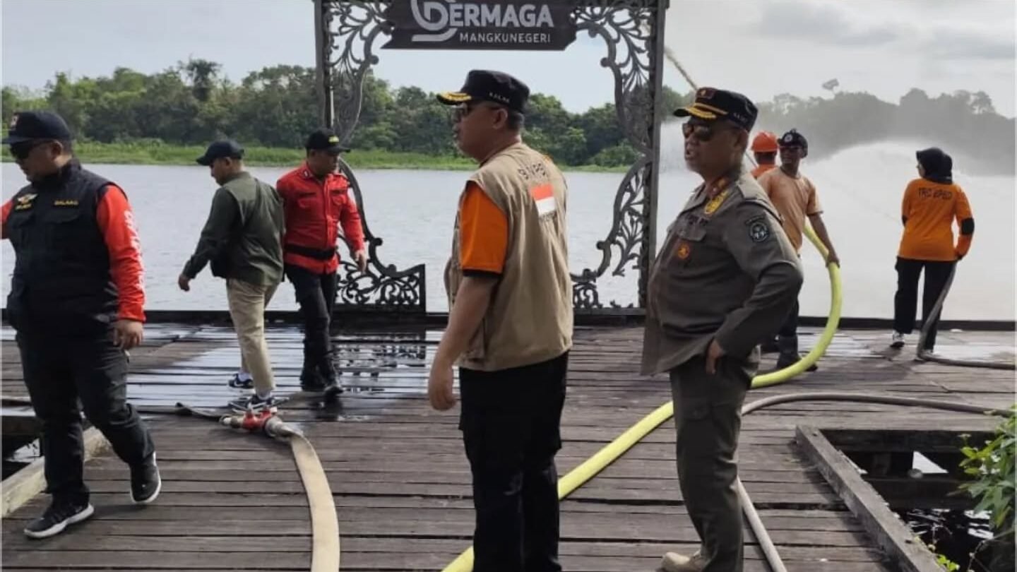 Personel Satpol PP dan BPBD Ketapang melakukan simulasi penyemprotan air menggunakan selang pemadam di dermaga saat latihan gabungan penanggulangan Karhutla. (Dok. HO/Faktakalbar.id)