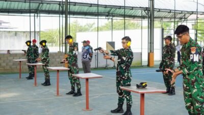 Prajurit Kodaeral XII tengah fokus membidik sasaran menggunakan pistol dalam latihan menembak di Lapangan Tembak Sport Center. (Dok. HO/Faktakalbar.id)