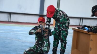 Prajurit Kodaeral XII melakukan latihan kering dan pengenalan senjata laras panjang SS1 di Lapangan Tembak Sport Center. (Dok. HO/Faktakalbar.id)