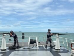 Jaga Kedaulatan di Penghujung Tahun, KRI Surik-645 Gelar Latihan Tempur Bahaya Udara