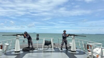 Prajurit KRI Surik-645 siaga mengawaki senjata mesin berat saat melaksanakan latihan peran tempur bahaya udara di Dermaga Lanal Bintan, Tanjung Uban, Rabu (31/12/2025). (Dok. HO/Faktakalbar.id)