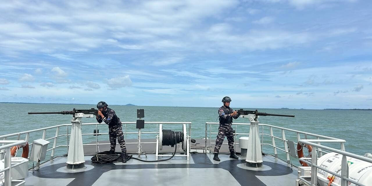 Prajurit KRI Surik-645 siaga mengawaki senjata mesin berat saat melaksanakan latihan peran tempur bahaya udara di Dermaga Lanal Bintan, Tanjung Uban, Rabu (31/12/2025). (Dok. HO/Faktakalbar.id)