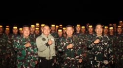 Danpusdik Kodiklatau Marsma TNI Sapuan berfoto bersama ratusan siswa Susparadas Angkatan ke-207 usai meninjau latihan terjun malam di Lanud Sulaiman, Bandung. (Dok. TNI AU)