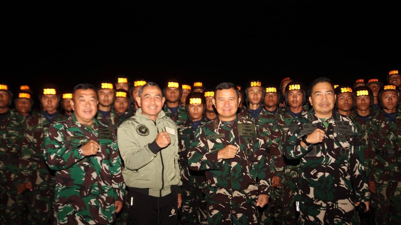 Danpusdik Kodiklatau Marsma TNI Sapuan berfoto bersama ratusan siswa Susparadas Angkatan ke-207 usai meninjau latihan terjun malam di Lanud Sulaiman, Bandung. (Dok. TNI AU)