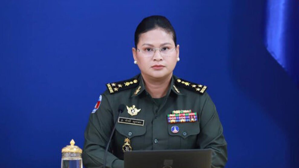 Juru Bicara Kementerian Pertahanan Nasional Kamboja, Maly Socheata, mengenakan seragam militer saat memberikan keterangan pers resmi. (Dok. Ist)