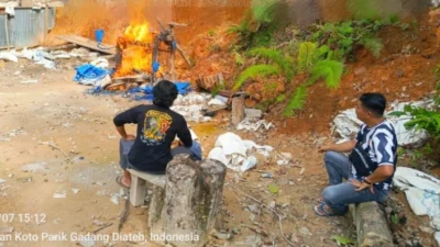 Polres Solok Selatan bakar pondok dan tutup lokasi tambang emas ilegal di KPGD.