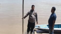 Petugas Kepolisian melakukan olah TKP di aliran Sungai Kapuas wilayah Kabupaten Sekadau. Seorang anak dilaporkan meninggal dunia saat berenang di kawasan Kampung Rojok, Sabtu (17/1).